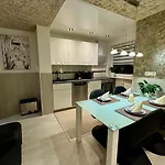 Zentrumsnahe 2-zimmer Mit Balkon, Garage, Nahe Oepnv Fuer 4 Personen *