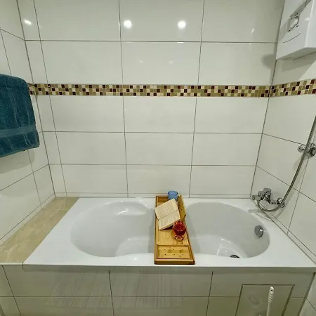 Zentrumsnahe 2-zimmer Mit Balkon, Garage, Nahe öpnv Für 4 Personen Apartment *