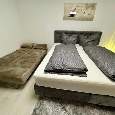 Zentrumsnahe 2-zimmer Mit Balkon, Garage, Nahe Oepnv Fuer 4 Personen *
