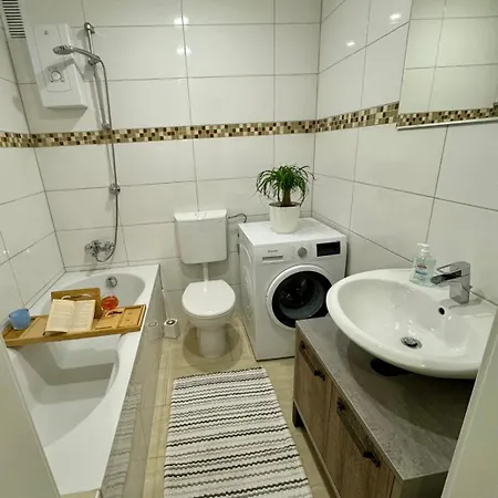Apartment Zentrumsnahe 2-zimmer Mit Balkon, Garage, Nahe öpnv Für 4 Personen Fürth