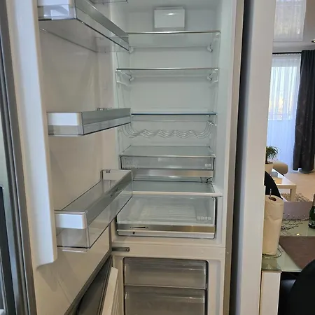 Zentrumsnahe 2-zimmer Mit Balkon, Garage, Nahe öpnv Für 4 Personen Apartment
